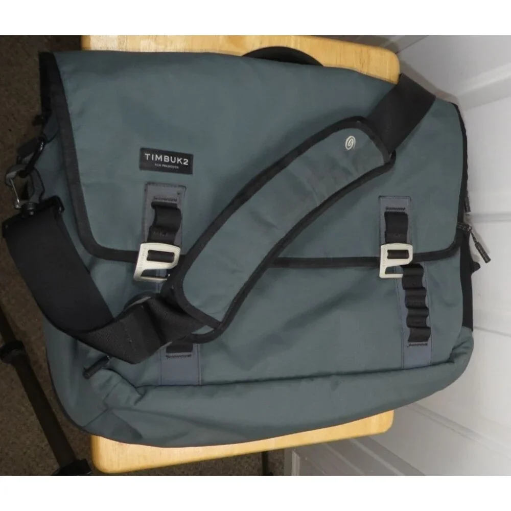 Timbuk2 Command Messenger Laptop Bag Gray/Black Crossbody Strap Large